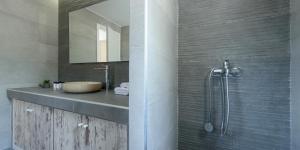 A bathroom at Elia Residences Santorini