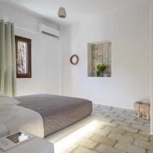 A seating area at Elia Residences Santorini