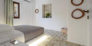 A bed or beds in a room at Elia Residences Santorini
