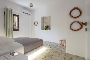 A bed or beds in a room at Elia Residences Santorini