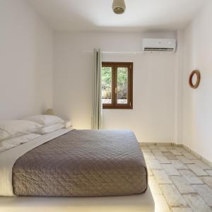A bed or beds in a room at Elia Residences Santorini
