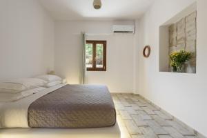 A bed or beds in a room at Elia Residences Santorini