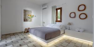 A bed or beds in a room at Elia Residences Santorini