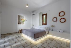 A bed or beds in a room at Elia Residences Santorini