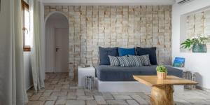 A seating area at Elia Residences Santorini