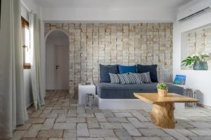 A seating area at Elia Residences Santorini