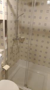 y baño con ducha y puerta de cristal. en Angelas - Casa da Galega, en Vila Praia de Âncora