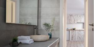A bathroom at Elia Residences Santorini