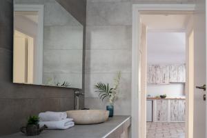 Phòng tắm tại Elia Residences Santorini