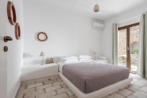 A bed or beds in a room at Elia Residences Santorini