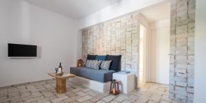 A seating area at Elia Residences Santorini