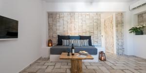 A seating area at Elia Residences Santorini