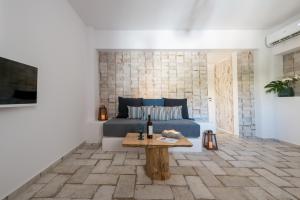 A seating area at Elia Residences Santorini