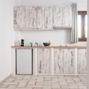 A kitchen or kitchenette at Elia Residences Santorini