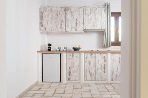 A kitchen or kitchenette at Elia Residences Santorini