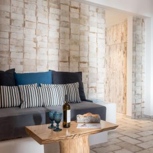 A seating area at Elia Residences Santorini