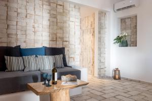 A seating area at Elia Residences Santorini