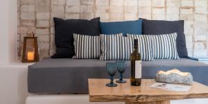 A seating area at Elia Residences Santorini