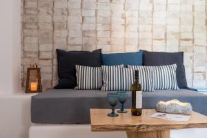 A seating area at Elia Residences Santorini