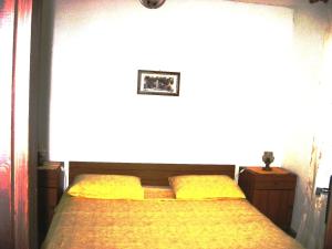 Katil atau katil-katil dalam bilik di Jelsa Apartments