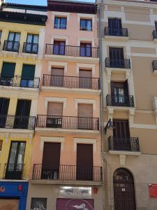 a tall building with balconies on the side of it at Apartamento Mercaderes in Pamplona