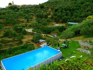 widok na duży błękitny basen w obiekcie Agriturismo La Quiete w mieście Levanto