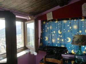 ein Zimmer mit einem blauen Vorhang mit Sternen und Monden in der Unterkunft Il Nibbio - Torretta del Poeta in Morano Calabro