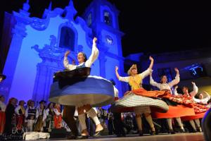eine Gruppe von Künstlern vor einem Uhrenturm in der Unterkunft Angelas - Casa Da Eira in Vila Praia de Âncora