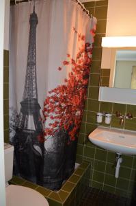 a bathroom with a shower curtain with the eiffel tower at Hotel Schiff in Horn