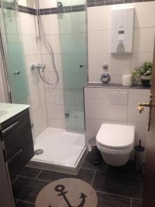 ホールマージールにあるSandbankの小さなバスルーム(シャワー、トイレ付)