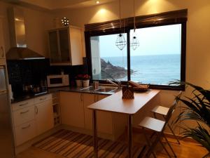 アリナガにあるMaravillosas vistas al mar: Sounds of the Seaの窓から海の景色を望むキッチン