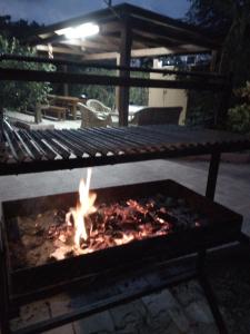 eine Feuerstelle auf einer Terrasse in der Nacht in der Unterkunft Pousada Romantica in Tropea
