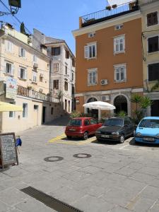 eine Gruppe von Autos, die auf einem Parkplatz geparkt sind in der Unterkunft Studio Carmen in Piran