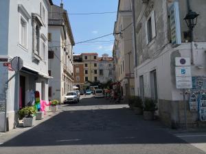 eine leere Straße in einer Stadt mit Gebäuden in der Unterkunft Studio Carmen in Piran