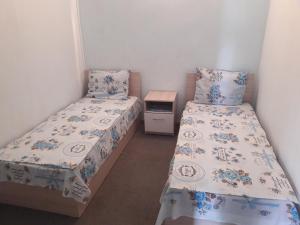 Кровать или кровати в номере Sevan EM & YU