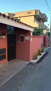 een gebouw met een zwarte poort en een straat bij Il Viandante in Fiumicino