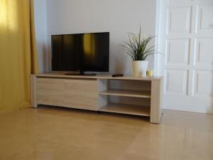 A television and/or entertainment centre at La Casita de Brownie