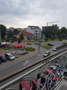 una vista de una ciudad con coches aparcados en una calle en Harmony apartman, en Bijeljina
