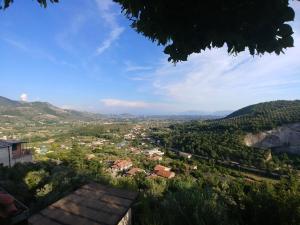 Blick auf eine Stadt mit Bergen und Bäumen in der Unterkunft Casina Tato in Alatri