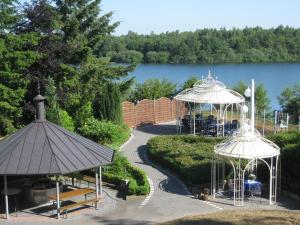 2 pavillons avec passerelle à côté d'un lac dans l'établissement Ferienwohnungen Mantke SNF zertifiziert, à Gronau