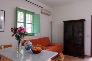 a living room with a table and a couch at Villa Eleanto in Cefalù