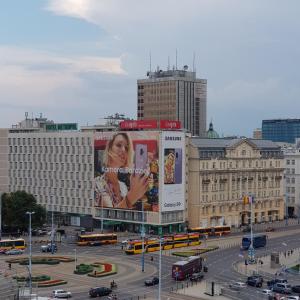 un grand bâtiment avec un panneau d'affichage dans une ville dans l'établissement DELUXE WIDOK 24 APARTMENT, à Varsovie