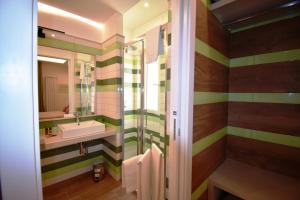 Koupelna v ubytování Melody Sorrento Suites + 37 fotografií