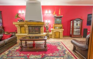 uma sala de estar com lareira e televisão em Casa da Quinta Nova em Valença