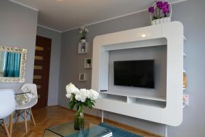 Televízia a/alebo spoločenská miestnosť v ubytovaní DELUXE WIDOK 24 APARTMENT