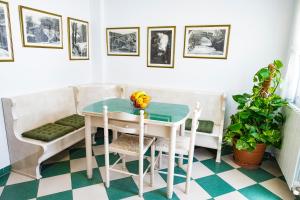 a dining room with a table and chairs at Casa Saki in Armilla