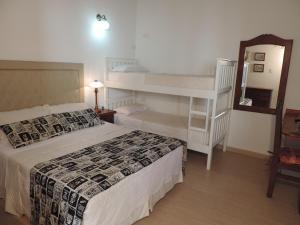 1 dormitorio con 2 literas y escalera en Hosteria Las Piedras en Puerto Madryn
