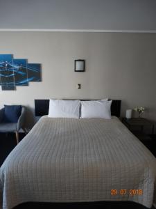 Säng eller sängar i ett rum på Ambassador Motel