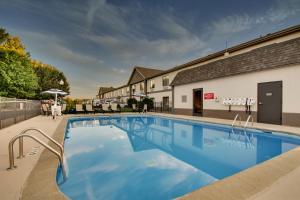 una gran piscina frente a un edificio en Wingfield Inn & Suites en Owensboro