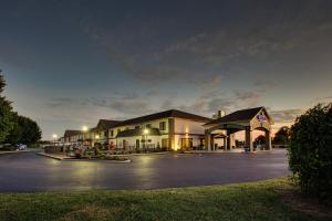 um grande edifício com estacionamento à noite em Wingfield Inn & Suites em Owensboro